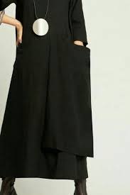 Very Contemporary Minimalist Smart Casual Wear Maxi Dress And Avant Garde Silver Accessories Are Perfect For The Relaxed Work Da Fashion Minimalist Fashion Street Style