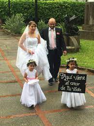 Maybe you would like to learn more about one of these? Entrada Novia A La Iglesia Aqui Viene El Amor De Tu Vida Novios Boda Vino Amor