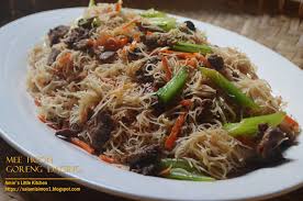 It is a dry rice noodle dish that is lightly fried then slowly simmered till the noodles absorbed all sauces. Amie S Little Kitchen Mee Hoon Goreng Daging