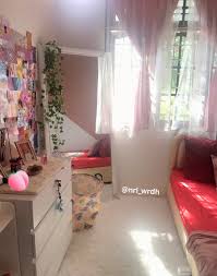 Bilik tidur yang selesa tidak boleh dibuat dengan asal, tetapi mesti direka bentuk mengikut keadaan dan bilik. Gadis Ini Deko Bilik Tidur Guna 12 Barang Murah Ni Je Boleh Beli Secara Online