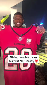 “You don’t want to wash it because it’s genuine right now” 😅 (via  pilarsanders/IG) #nfl #football #shilosanders #bucs