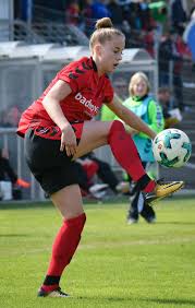 She is an upcoming talent. 1 Bundesliga Frauen Giulia Gwinn Vor Wechsel Zum Fc Bayern Munchen Sudbadens Doppelpass