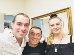Annesi keman virtüözü ve trt sanatçısı nursal eşi ve menajeri i̇lknur canevi ile haktan'ın beraber yaptığı hayat dolu çocuklardık 'şarkısının klibi. Facebook