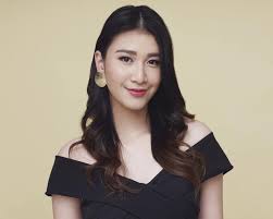 16 hot hairstyles that will ~slay~ new year's eve. New Year S Eve Hairstyles Perfect For Media Noche And Beyond