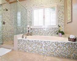 We love the simple addition of a wooden border around the mosaic tile backsplash in this bathroom by diomede design — it really draws your eyes in and adds warmth to the look. Nice Wall With Modern Bathroom Mosaic Design Most Elegant Homes Badezimmer Mit Mosaik Fliesen Kleine Badezimmer Design Badezimmer Renovieren
