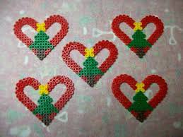 Cœur Avec Sapin Etoile Et Botte De Noel En Perles Hama Perles Hama Noel Motifs Perles Hama Schemas De Bijoux En Perles