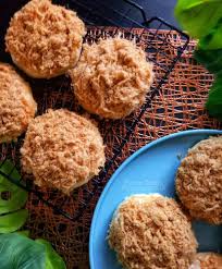 Chiken meat (95%), sugar, salt, e621. Chicken Floss Bun Yang Lembut Sedap