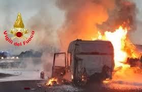 Un autista di un mezzo pesante ha perso la vita nel l'incidente ha scatenato un violento incendio che, per fortuna, non ha coinvolto l'autocisterna. Incidente In A4 Riaperto Il Tratto Castegnato Ospitaletto Bresciaoggi