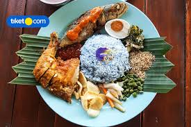 Malaysia sememangnya kaya dengan pelbagai makanan istimewa terutama hidangan tradisional yang terdapat di setiap negeri. Makanan Khas Malaysia Yang Harus Dicoba Semuanya Enak Tiket Com