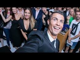 Cristiano ronaldo and lionel messi sat next to each other at the #ucldraw, and the juventus great revealed he wants to spend. Cristiano Ronaldo Privat Leben Familie Sowie Privates