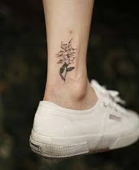 Black And White Floral Tattoo Black And White Floral Ankle Tattoo Knochel Tattoo Design Blume Knochel Tattoos Tattoo Armel Frauen