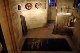 At george vi's funeral in 1952, the king's coffin was lowered into the vault but the proceedings the tiny chapel houses the remains of george vi, the queen mother and princess margaret. Grave Of George Vi And The Queen Mother In Saint George S Chapel Windsor Queen Mother Famous Tombstones Famous Graves