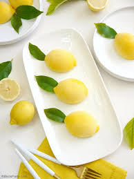 Entremet Mousse Citron Et Chocolat Blanc Recette Delicieuse Et Facile En Forme De Citron Parfaite Pour Une Fet Recette Citron Mousse Citron Recette Entremet
