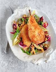 Poires En Croute De Parmesan Petite Salade Melangee Recette Poires Cuites Poire Recette Recette Vegetarienne
