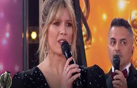 Laurita está emocionada, estaba llorando ahí al costado. Laurita Y Nacha Guevara Y Un Cruce Inesperado En El Cantando 2020