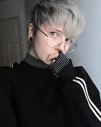 From short cuts to modern shags in a rainbow of hues, here are the 25 androgynous haircuts and styles we can't get enough of. Androgynous Haircuts Non Binary Hairstyles Lovers