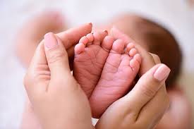 Woman Shocked To Learn Kidney Stones Was Actually Labor How Big Is Baby Baby Feet Baby Massage