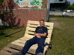 Aus paletten lässt er sich ganz einfach fürs eigene zuhause selber bauen. Eine Sonnenliege Aus Alten Paletten Burgergarten Helle Oase