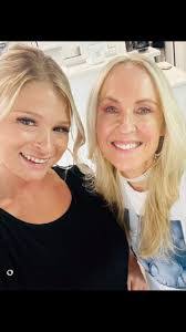 Lori Breen's Instagram, Twitter & Facebook