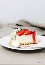 So Schmeckt Der Sommer No Bake Erdbeer Frischkase Tortchen Mit Cashew Keks Boden Leckere Kuchen Kuchen Ohne Backen Backrezepte