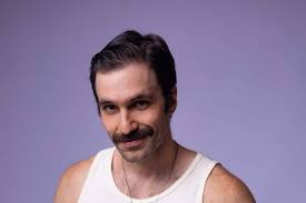 Lucas Drummond apresenta produções que dão voz à diversidade sexual