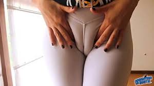 Rubia tetona marcando un coño cameltoe espectacular