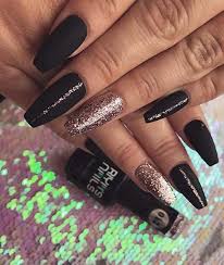 Acrylic Black And Gold Glitter Nails 43 Beautiful Nail Art Designs For Coffin Nails Stayglam Gold Nail Designs Black Acrylic Nails Black Nail Art