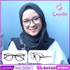 Gunakan kaca mata bentuk persegi. 10 Ide Wajah Bulat Kacamata Kekinian Untuk Hijab Mede Linmin