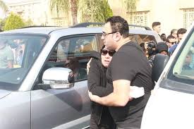 أكرم حسني إعلامي وممثل مصري، مواليد 10 سبتمبر 1974، حصل على بكالوريوس الإعلام من جامعة القاهرة، كما حصل على دبلومتين في العلاقات العامة، وهو متزوج ولديه ابنتان. ØµÙˆØ± Ø§Ù†Ù‡ÙŠØ§Ø± ÙˆØ§Ù„Ø¯Ø© Ø£ÙƒØ±Ù… Ø­Ø³Ù†ÙŠ ÙÙŠ Ø¹Ø²Ø§Ø¡ Ø²ÙˆØ¬Ù‡Ø§ Ø¨ÙˆØ§Ø¨Ø© Ø£Ø®Ø¨Ø§Ø± Ø§Ù„ÙŠÙˆÙ… Ø§Ù„Ø¥Ù„ÙƒØªØ±ÙˆÙ†ÙŠØ©