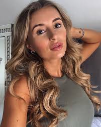 It's mad what a little fake tan and my hair being brushed can do❤️