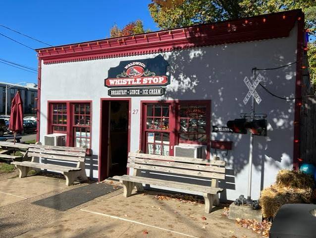 Waldwick Whistle Stop Restaurant 27 Frederick Street Waldwick, NJ 07463 –  Dining on a Shoestring in the New York City area and beyond.