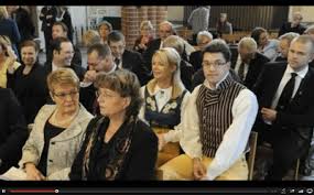 Sverigedemokraternas ledare jimmie åkesson anlände till storkyrkan iklädd folkdräkt. Kolla En Blogg