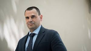 La pareja de Ayuso se querella contra el periodista de TVE Xabier Fortes  por llamarle 'defraudador confeso'