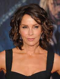 Jennifer Grey Curled Out Bob Jennifer Grey Short Grey Hair Hair Styles