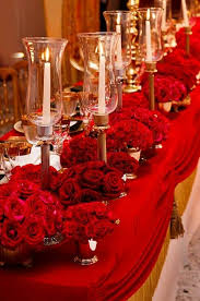 Un suntuoso mantel con volantes en blanco inmaculado y un centro de mesa hecho con una tela roja a modo de camino de mesa. Boda En Rojo Decoracion Centros De Mesa E Ideas Fabulosas
