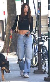 Emily Ratajkowski Flashes Her Abs While She Takes Her Pup For A Walk In 2020 Fashion Inspo Outfits Fashion Cute Casual Outfits