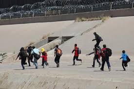 La valla fronteriza entre estados unidos y méxico se sigue viendo a pesar de que algunos voluntarios la pintaran de azul celeste para dar la ilusión de transparencia, en el marco del proyecto artístico borrando la frontera de ana teresa fernández, en mexicali, méxico, el 9 de abril de 2016. Cientos De Migrantes Intentan Cruzar La Frontera De Mexico Con Estados Unidos Sociedad Edicion America Agencia Efe