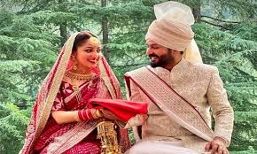 Yami and aditya took seven rounds from hindu rituals in a private function. W Kd8uxei94ykm