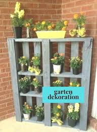 Terrassen Und Gartengestaltung Mit Sideboard Aus Paletten Und Gelbe Blumen Blumen Gartengestaltung Gelbe Rustic Garden Decor Rustic Gardens Pallets Garden