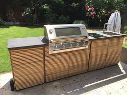 Idee Luxuriose Design Outdoorkuche Aus Holz Und Granit Mit Beefeater Einbaugrill Induplus Induktionskochfeld Un Outdoor Grill Eingebauter Grill Outdoor Kuche