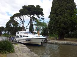 Canal De La Robine Midi Bateau Elegance Le Boat Www Audetourisme Com Canal Du Midi Canals Canal
