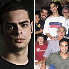 O gesto feito com as mãos que remete a expressao clássica na tv e o salário, ó. 2tvwrhqelganfm