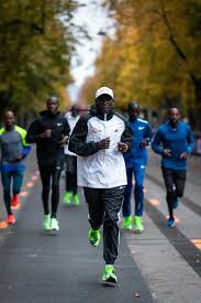 Hij liet alleen de regerend kampioen waldemar cierpinski ( ddr ) voor zich, ondanks het feit dat hij tot twee keer toe zijn water miste. Eliud Kipchoge Is Set To Break The 2 Hour Marathon Barrier Marathon Berlin Marathon Running Clothes
