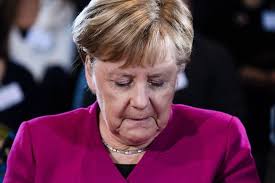 „wir stehen an ihrer seite. Merkel Kundigt Ihren Rucktritt An Will Aber An Der Macht Bleiben Nzz