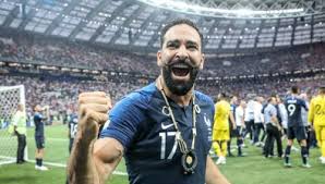 Pamela anderson ne manque pas une miette du mondial des bleus en russie. Apres La Coupe Du Monde 2018 Adil Rami S Est Envole En Californie Ou Habite Pamela Anderson