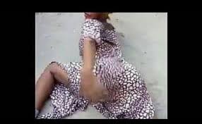 Watoto marufuku,mbagala laana zafanyika hadharani mchana kweupe chura wachuana na kanga moja. Vua Dera Baki Uchi Baikoko Inye Kanga Moja Miuno Chura Cute766