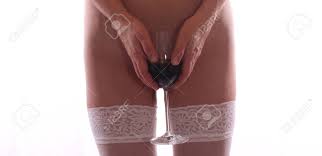 Schöne Junge Nackte Frauen In Eleganten Dessous Mit Weinglas Lizenzfreie  Fotos, Bilder und Stock Fotografie. Image 51042765.