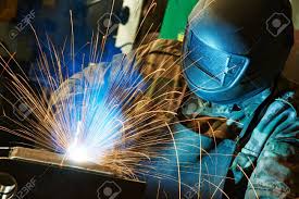 Soldador de baterías de litio por puntos terminado y funcionamiento. Soldador De Trabajo Con El Electrodo En La Soldadura Por Arco Semi Automatica En La Fabricacion De La Planta De Produccion Fotos Retratos Imagenes Y Fotografia De Archivo Libres De Derecho Image 27626537