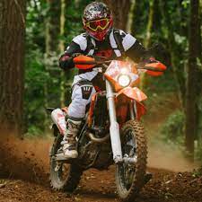 Pria naik tril / salah satu keuntungan traveling sambil. Rasciamuraje Pria Naik Tril Demi Bantu Warga Miskin Pria Ini Beli Motor Trail Yang Tak Disukainya Video Tersebut Memperlihatkan Jenazah Yang Diboncengkan Naik Motor