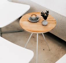 Decorating a round coffee table while decorating a round coffee table, many people suggest grouping objects into a triangular shape. How To Decorate A Round Coffee Table